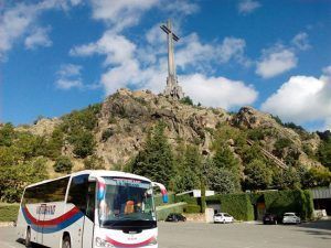 Autobús de alquiler en el Valle de los Caídos